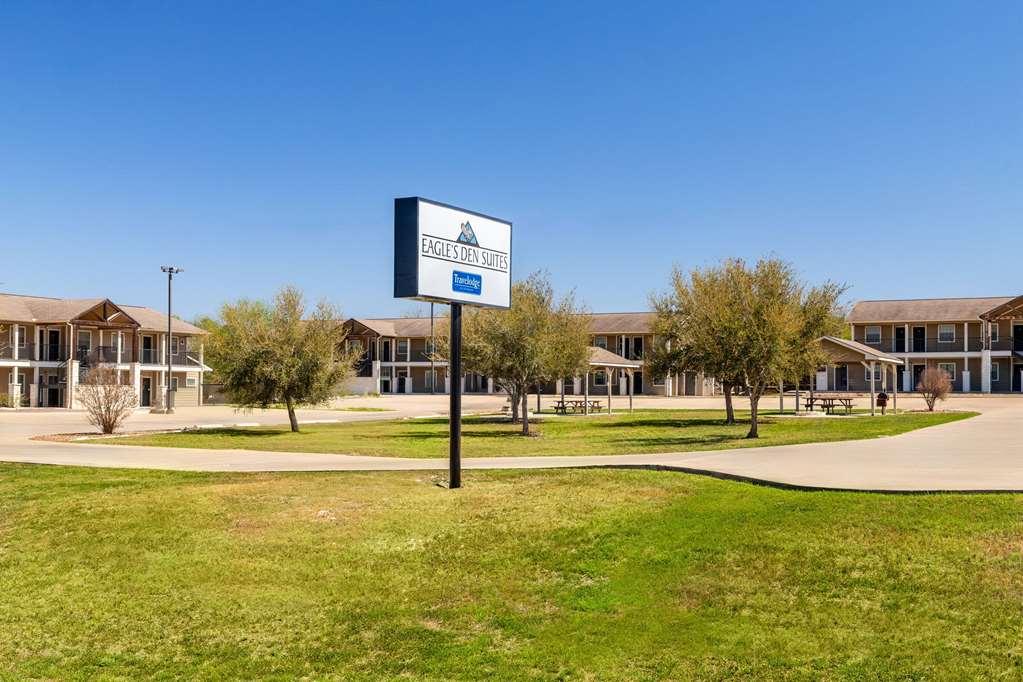 Eagle'S Den Three Rivers Texas A Travelodge By Wyndham Bagian luar foto